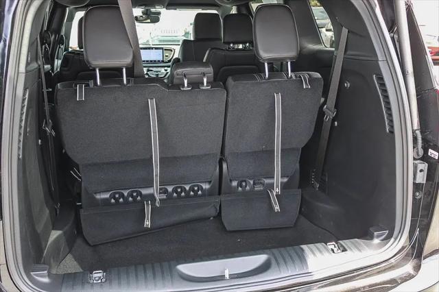 2027 Chrysler Pacifica Select