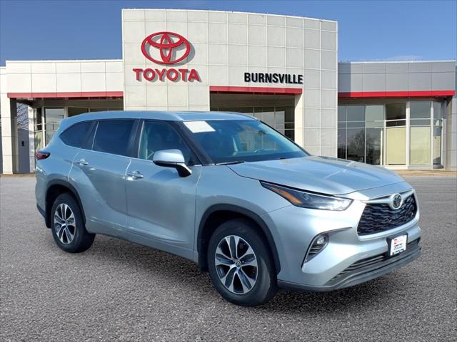 2023 Toyota Highlander XLE for sale in Burnsville, MN