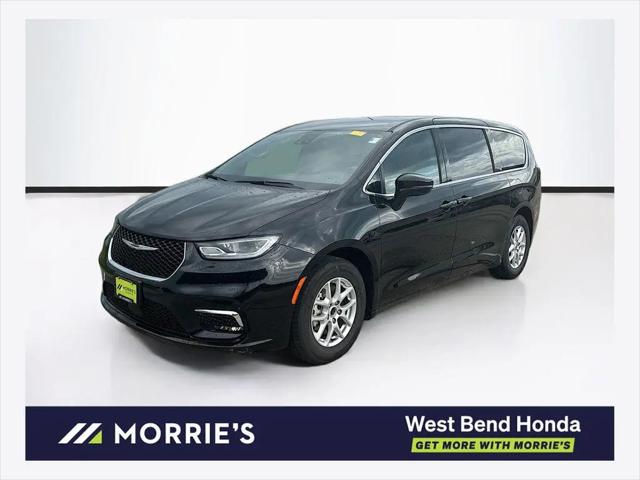2025 Chrysler Pacifica Select for sale in West Bend, WI