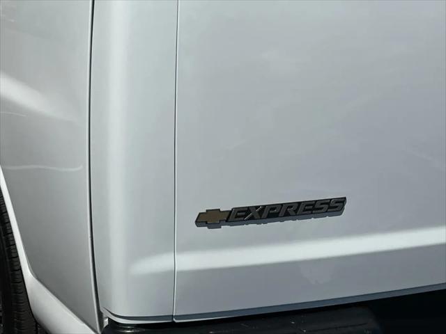 2025 Chevrolet Express Passenger RWD 3500 Extended Wheelbase LT