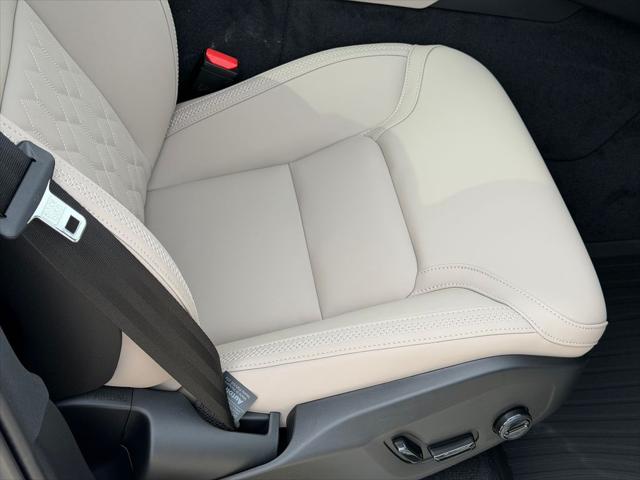 2026 Volvo XC90 Plus, B6 AWD Gas mild hybrid, Gasoline, Bright, 7 Seats