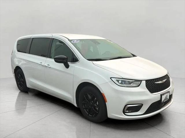 2024 Chrysler Pacifica Touring L for sale in Green Bay, WI