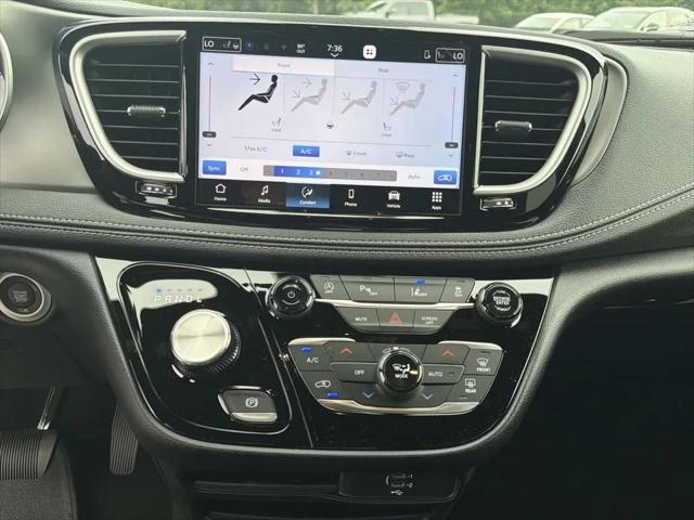 2027 Chrysler Pacifica Select