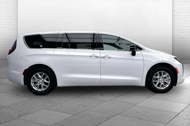 2027 Chrysler Pacifica Select