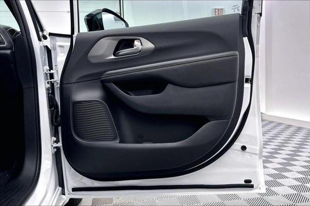 2027 Chrysler Pacifica Select