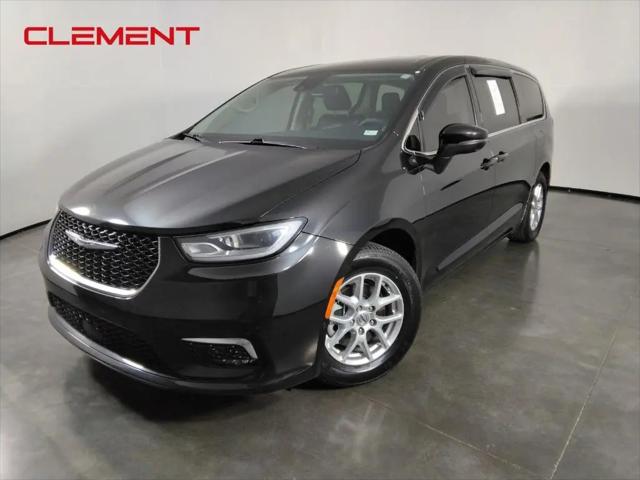 2023 Chrysler Pacifica Touring L for sale in Florissant, MO