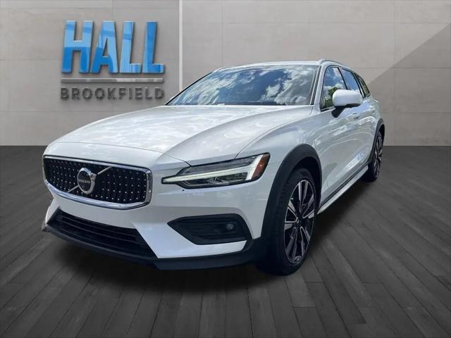 2025 Volvo V60 Cross Country Ultra, B5 AWD Gas (mild hybrid) for sale in Brookfield, WI