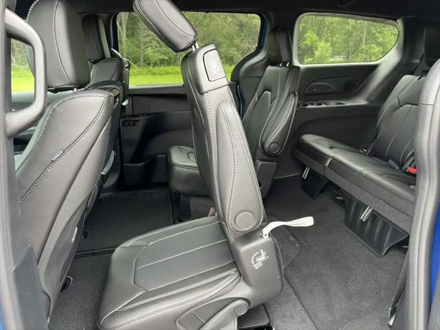 2026 Chrysler Pacifica Select AWD