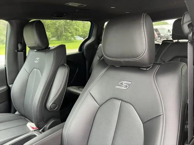 2026 Chrysler Pacifica Select AWD