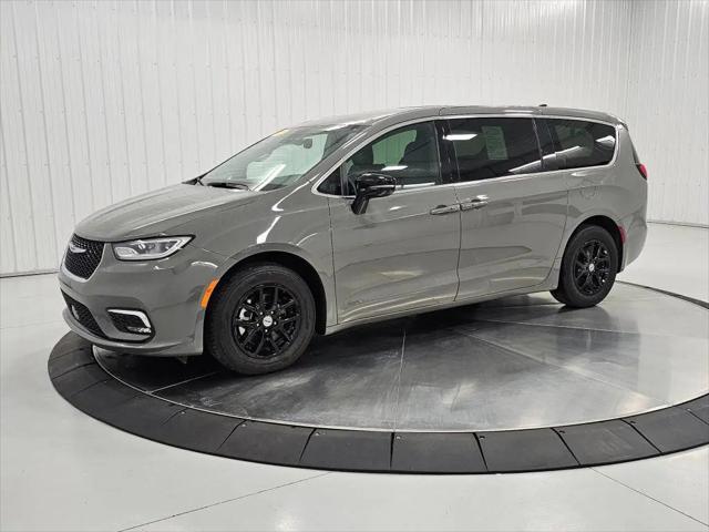 2025 Chrysler Pacifica Select for sale in Mason City, IA