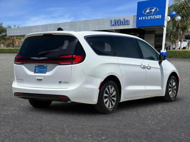 2024 Chrysler Pacifica Hybrid Select