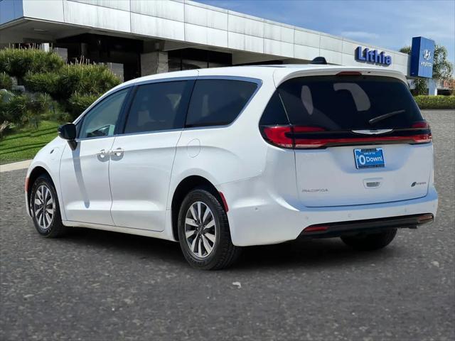 2024 Chrysler Pacifica Hybrid Select