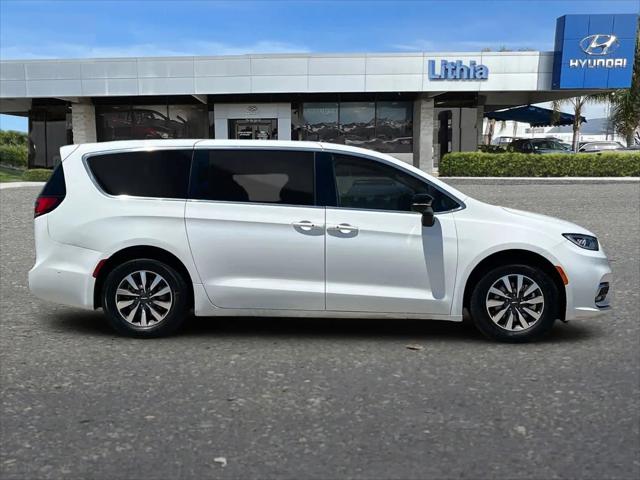 2024 Chrysler Pacifica Hybrid Select