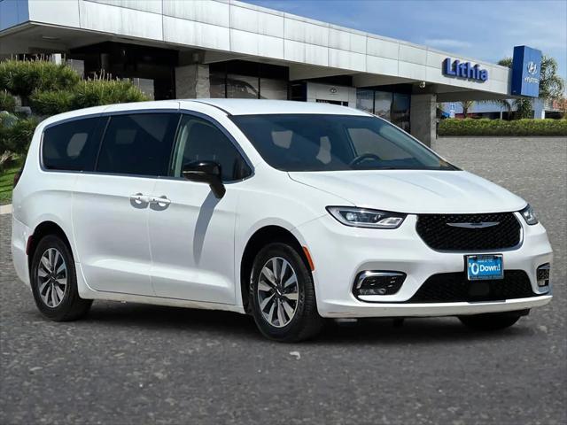 2024 Chrysler Pacifica Hybrid Select