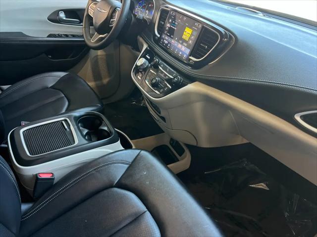 2024 Chrysler Pacifica Hybrid Select