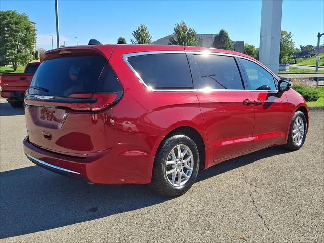 2025 Chrysler Pacifica Select
