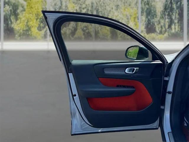 2021 Volvo XC40 T5 R-Design
