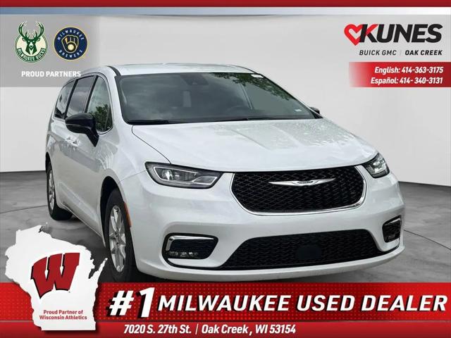 2024 Chrysler Pacifica Touring L for sale in Oak Creek, WI
