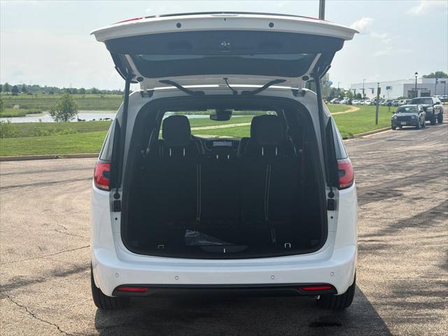 2027 Chrysler Pacifica Select