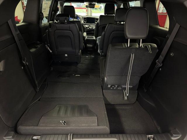2027 Chrysler Pacifica LX