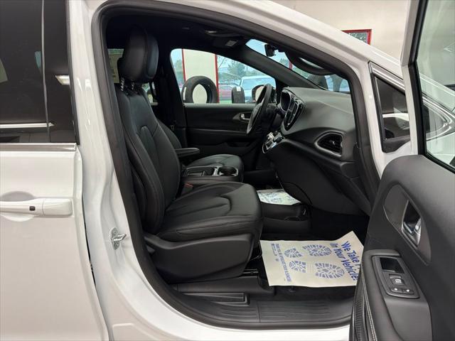 2027 Chrysler Pacifica LX
