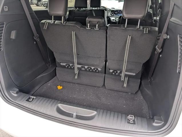 2027 Chrysler Pacifica Select