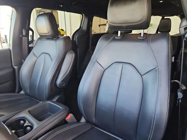 2025 Chrysler Pacifica Select