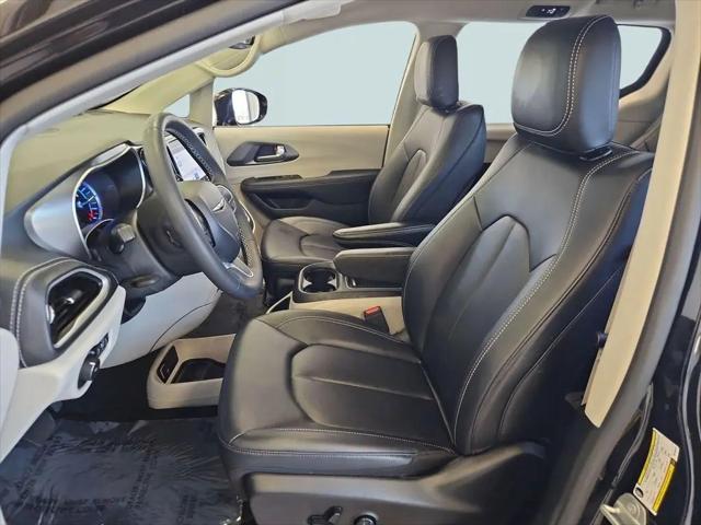 2024 Chrysler Pacifica Hybrid Select