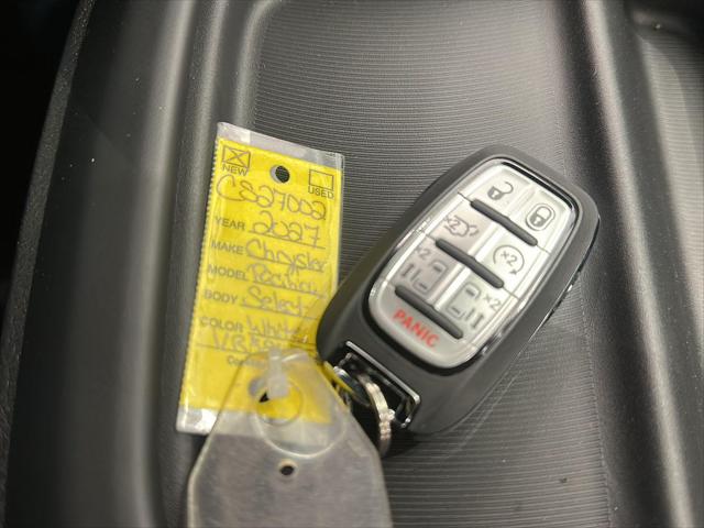 2027 Chrysler Pacifica Select