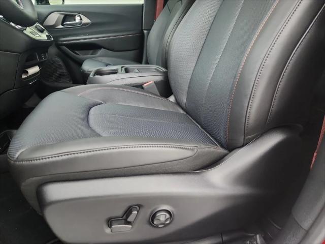 2027 Chrysler Pacifica Select AWD