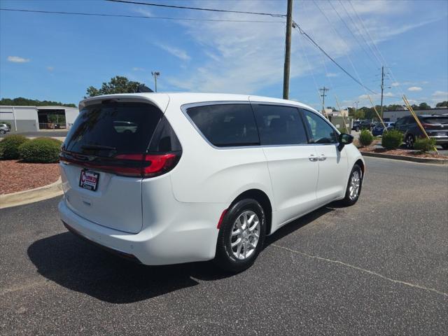 2027 Chrysler Pacifica Select