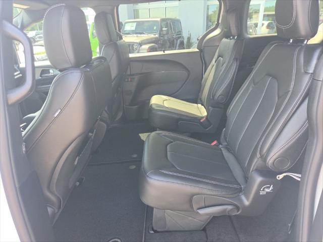 2027 Chrysler Pacifica Select