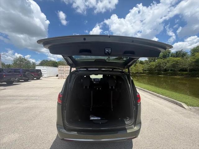 2027 Chrysler Pacifica Select