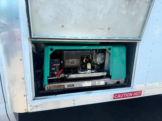 2009 Ford E-350 Cutaway E-350