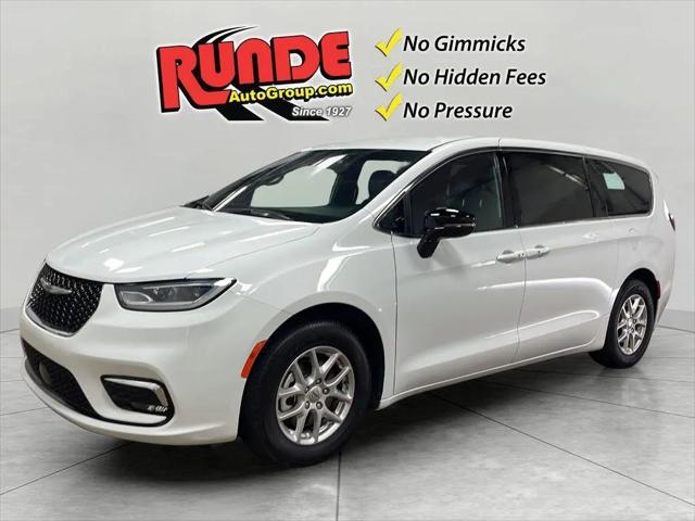 2025 Chrysler Pacifica Select for sale in East Dubuque, IL