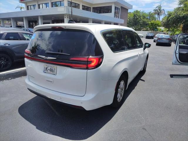 2025 Chrysler Pacifica Select