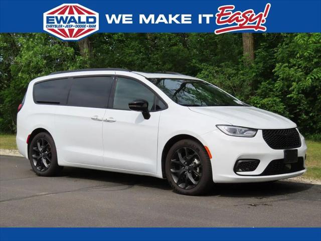 2025 Chrysler Pacifica Limited for sale in Oconomowoc, WI
