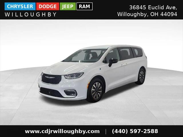 2024 Chrysler Pacifica Hybrid Select for sale in Willoughby, OH