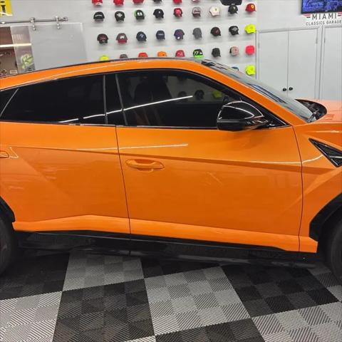 2021 Lamborghini Urus Pearl Capsule