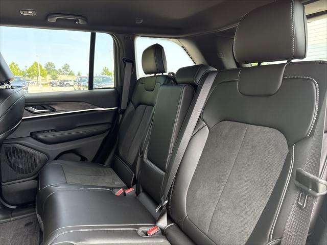 New 2026 Diamond Black Crystal Pearl-Coat Exterior Paint Jeep Laredo image 57