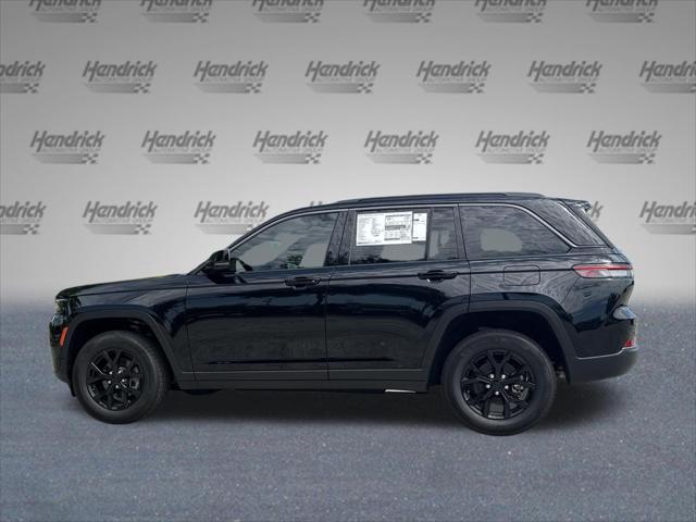 New 2026 Diamond Black Crystal Pearl-Coat Exterior Paint Jeep Laredo image 32
