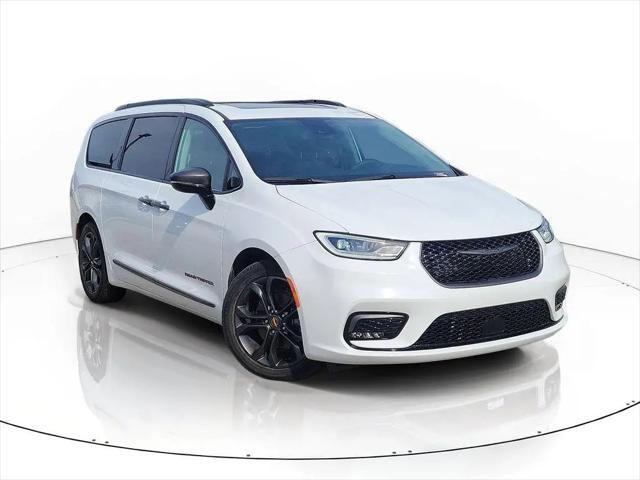 2024 Chrysler Pacifica Touring L for sale in Chicago, IL