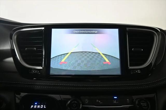 2027 Chrysler Pacifica Select