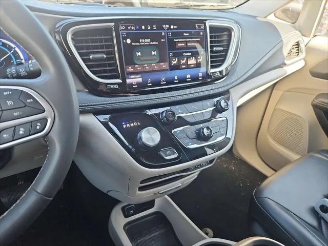 2023 Chrysler Pacifica Hybrid Touring L