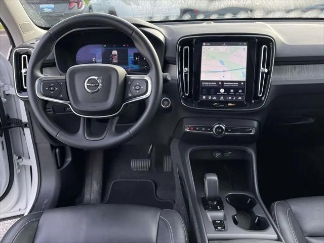 2025 Volvo XC40 B5 Core Bright Theme