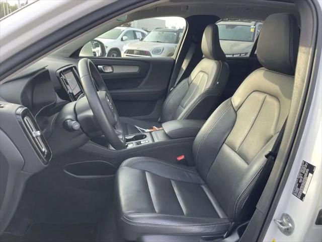 2025 Volvo XC40 B5 Core Bright Theme
