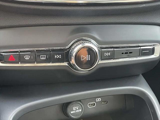 2025 Volvo XC40 B5 Core Bright Theme