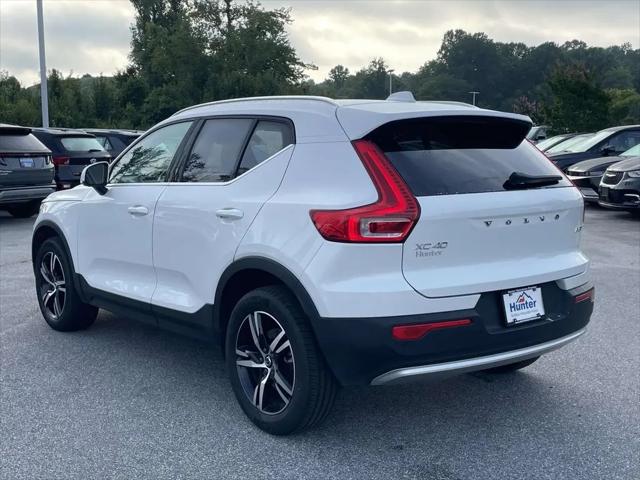 2025 Volvo XC40 B5 Core Bright Theme