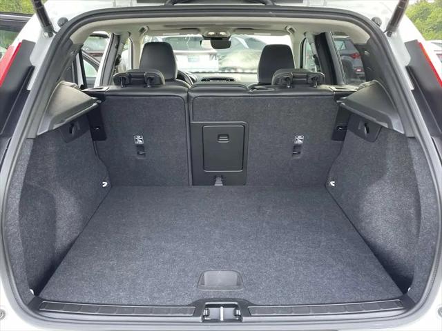 2025 Volvo XC40 B5 Core Bright Theme