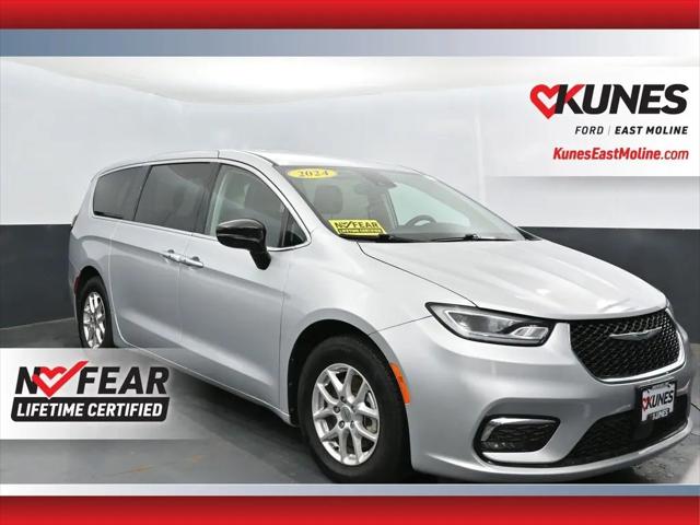 2024 Chrysler Pacifica Touring L for sale in East Moline, IL